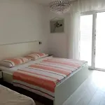 Pezo Apartman *